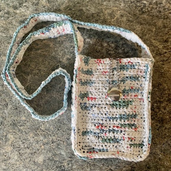 Crochet Plarn crossbody bag Handmade from recycled retail plastic bags - Picture 2 of 3